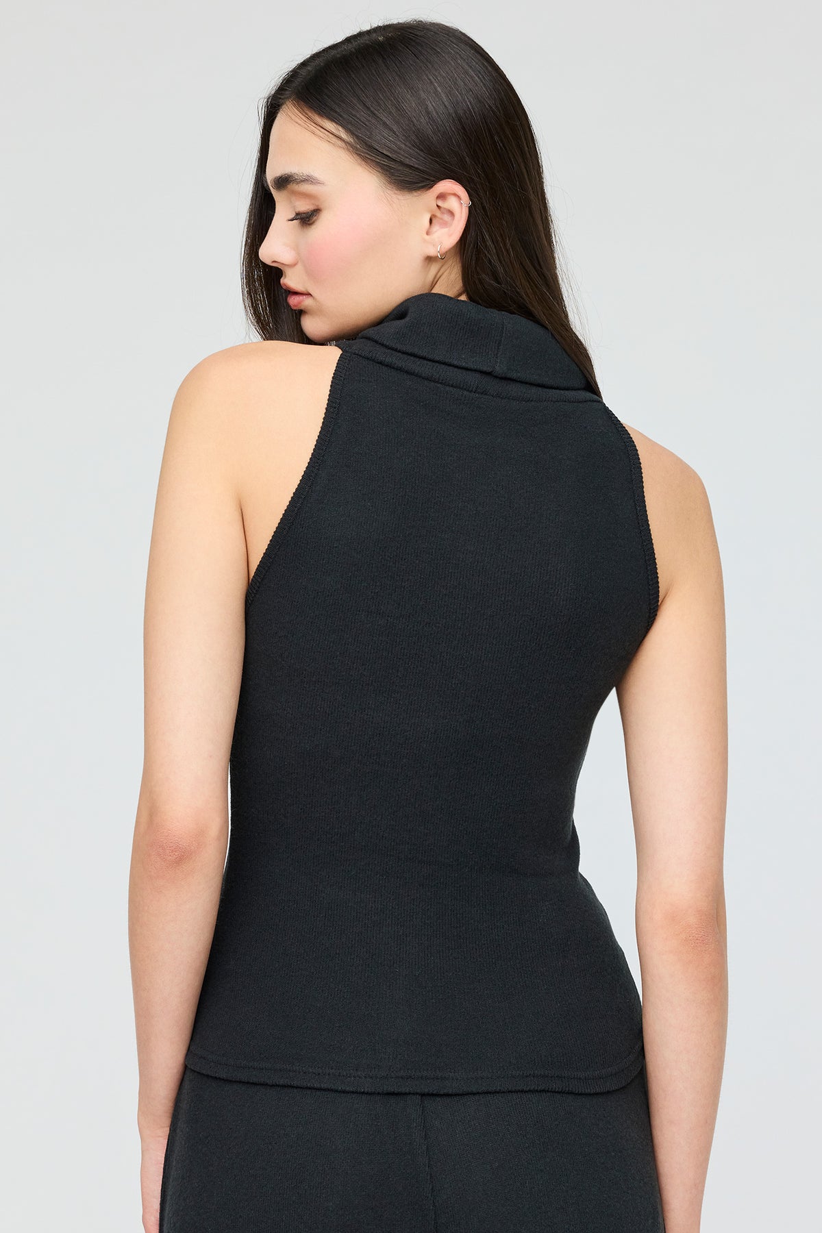 Vue alternative 2. Col roulé sans manches en tricot
