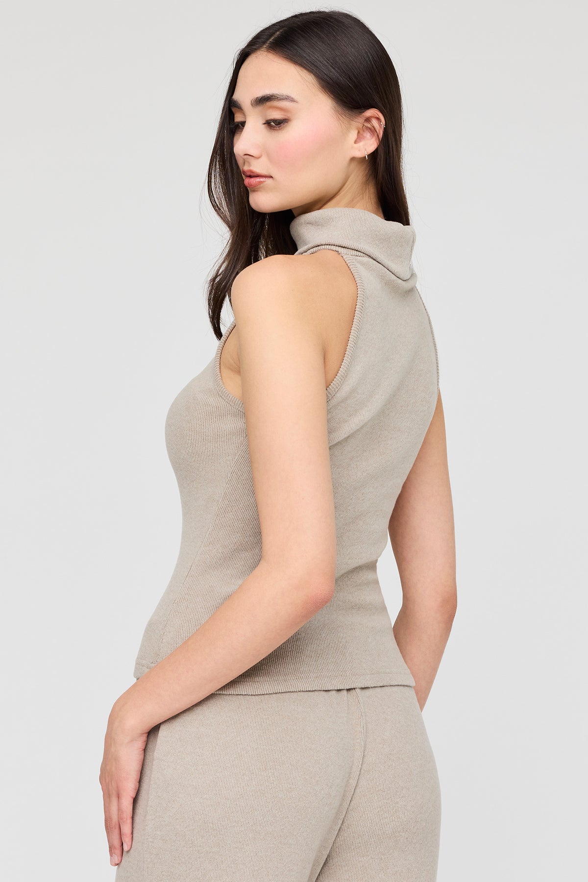 Vue alternative 2. Col roulé sans manches en tricot