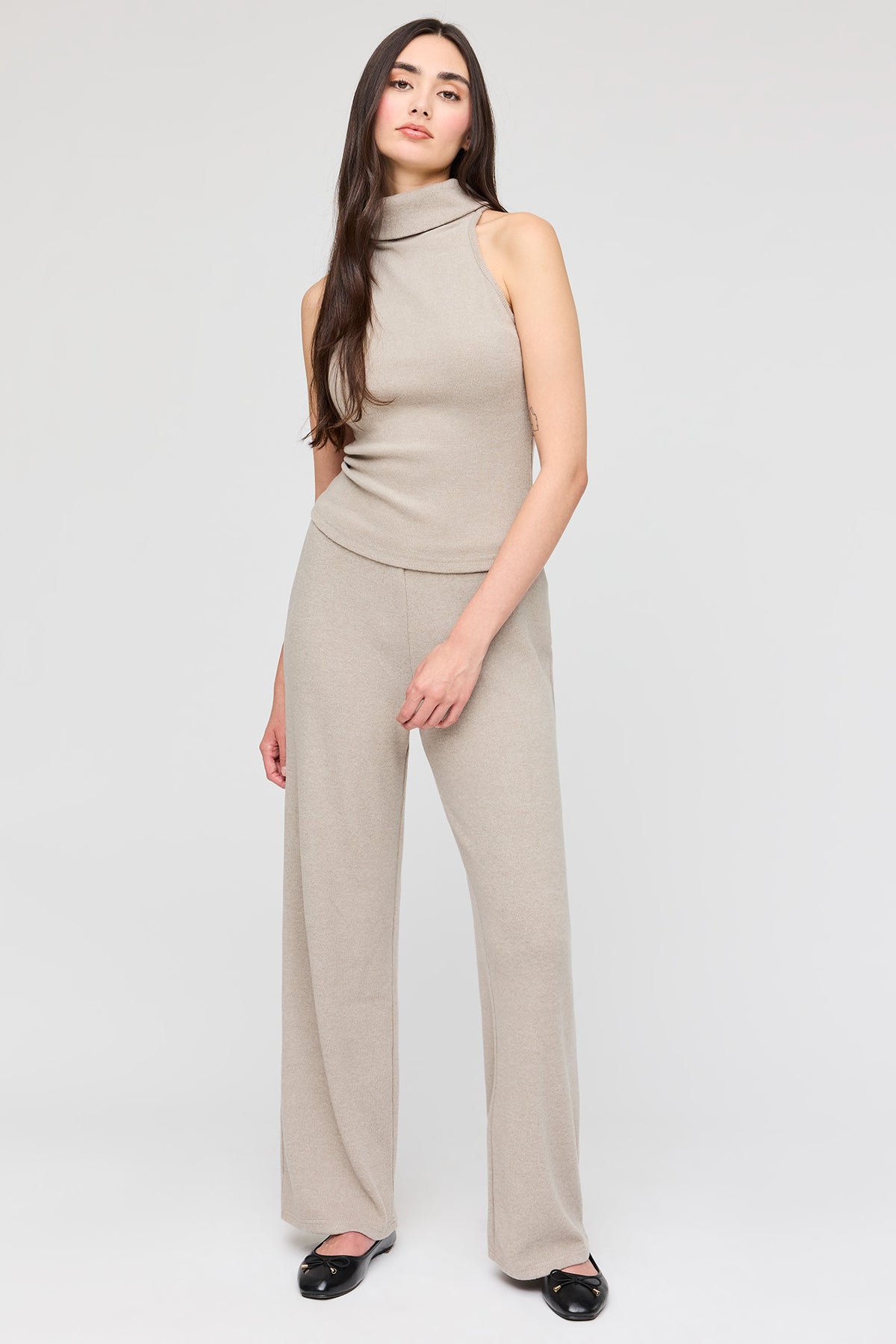 Vue alternative 3. Col roulé sans manches en tricot