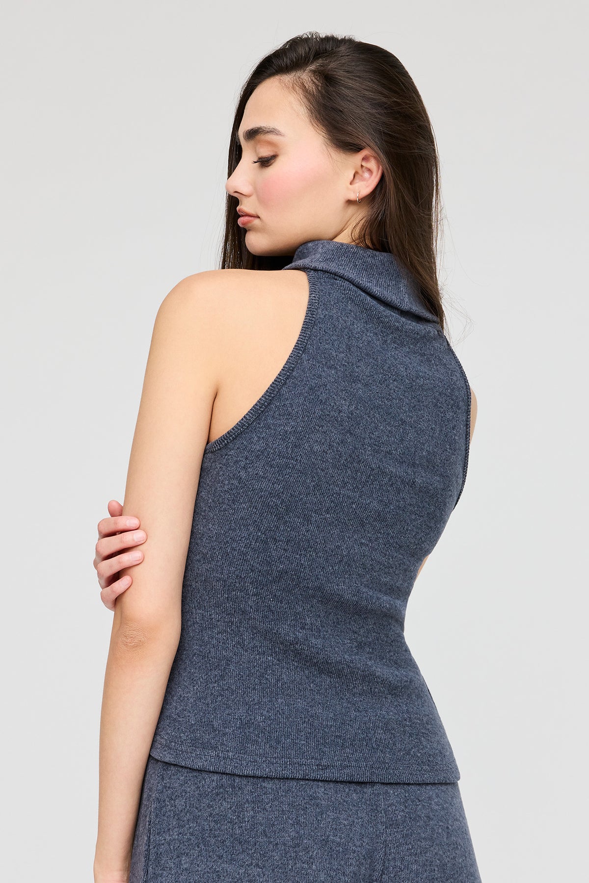 Vue alternative 2. Col roulé sans manches en tricot
