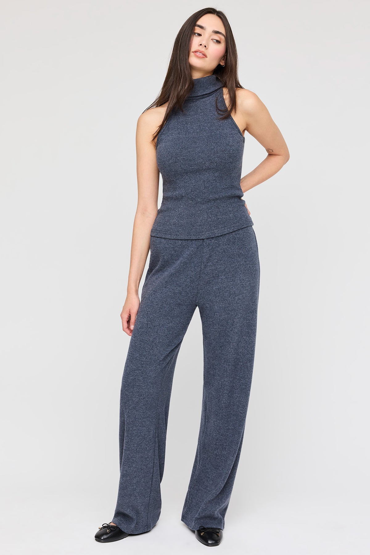 Vue alternative 3. Col roulé sans manches en tricot