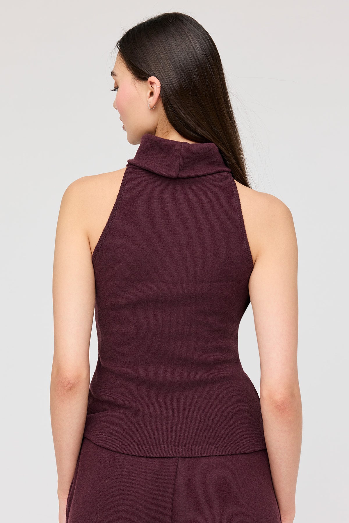 Vue alternative 2. Col roulé sans manches en tricot