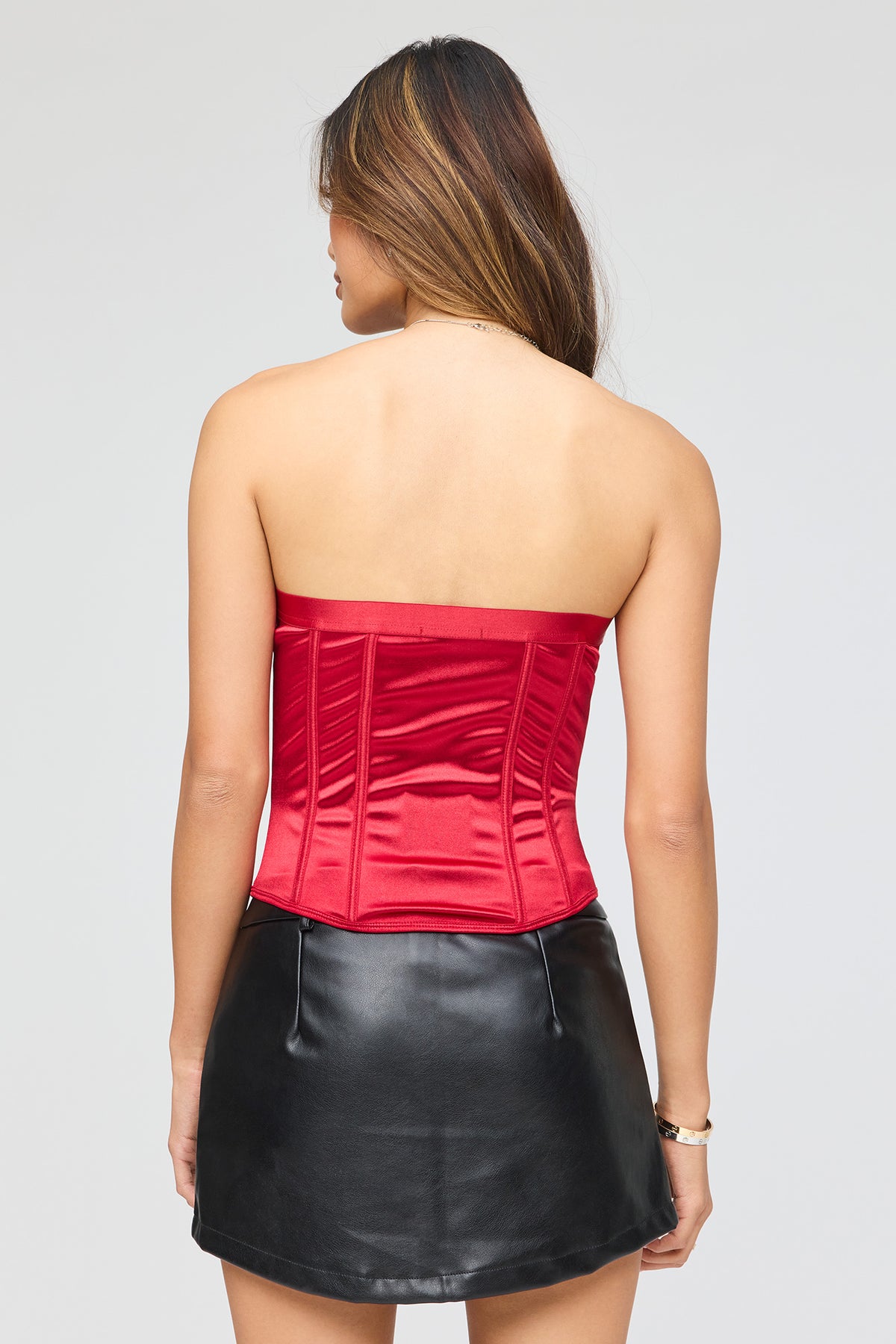 Vue alternative 2. Corset en satin sans bretelles