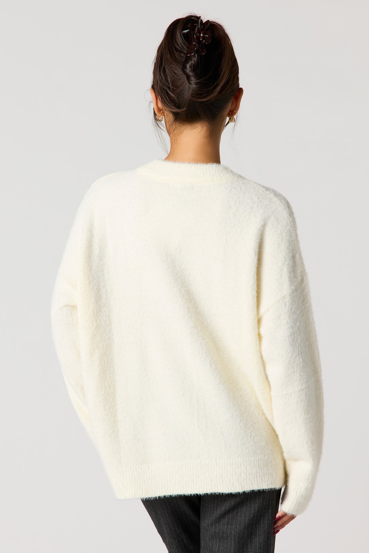 Vue alternative 2. Chandail pelucheux avec motif brodé
