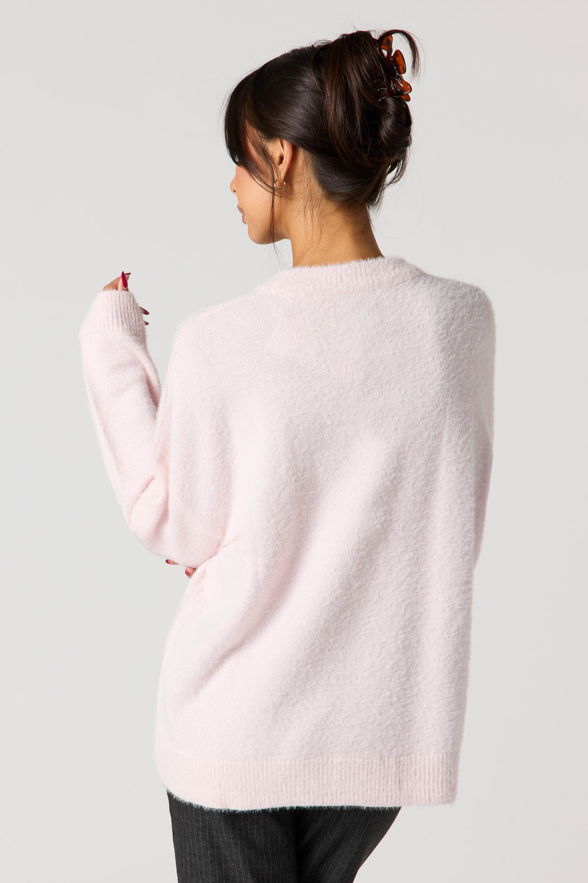 Vue alternative 2. Chandail pelucheux avec motif brodé