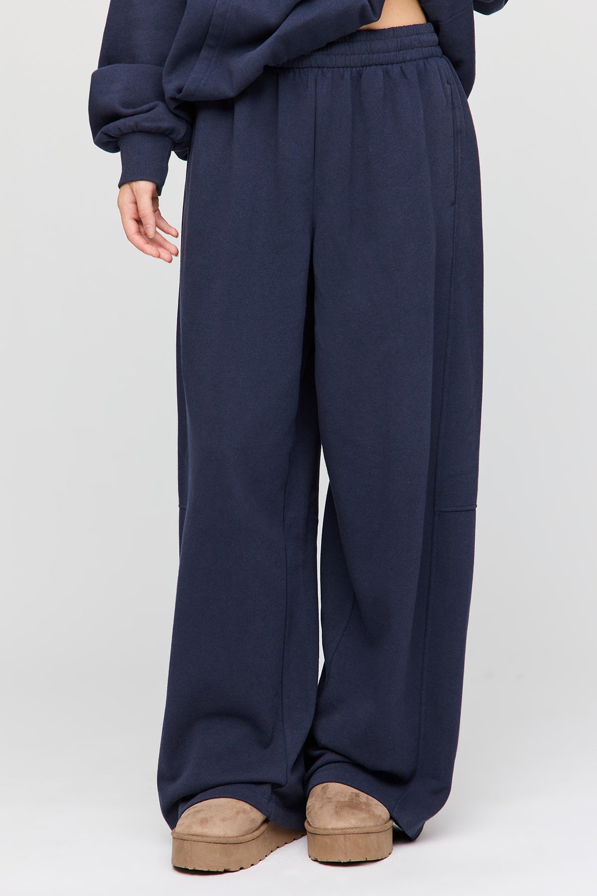 Vue alternative 2. Pantalon d'entraînement surdimensionné à jambe baril en molleton supérieur