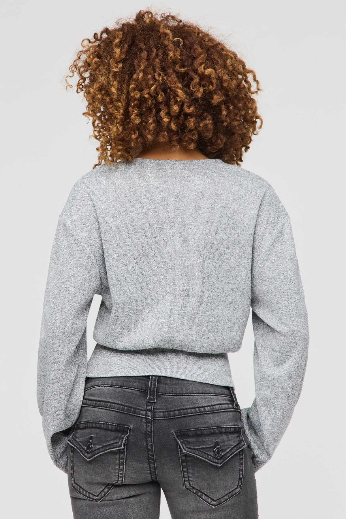 Vue alternative 2. Haut en tricot à manche longue et ourlet cintré