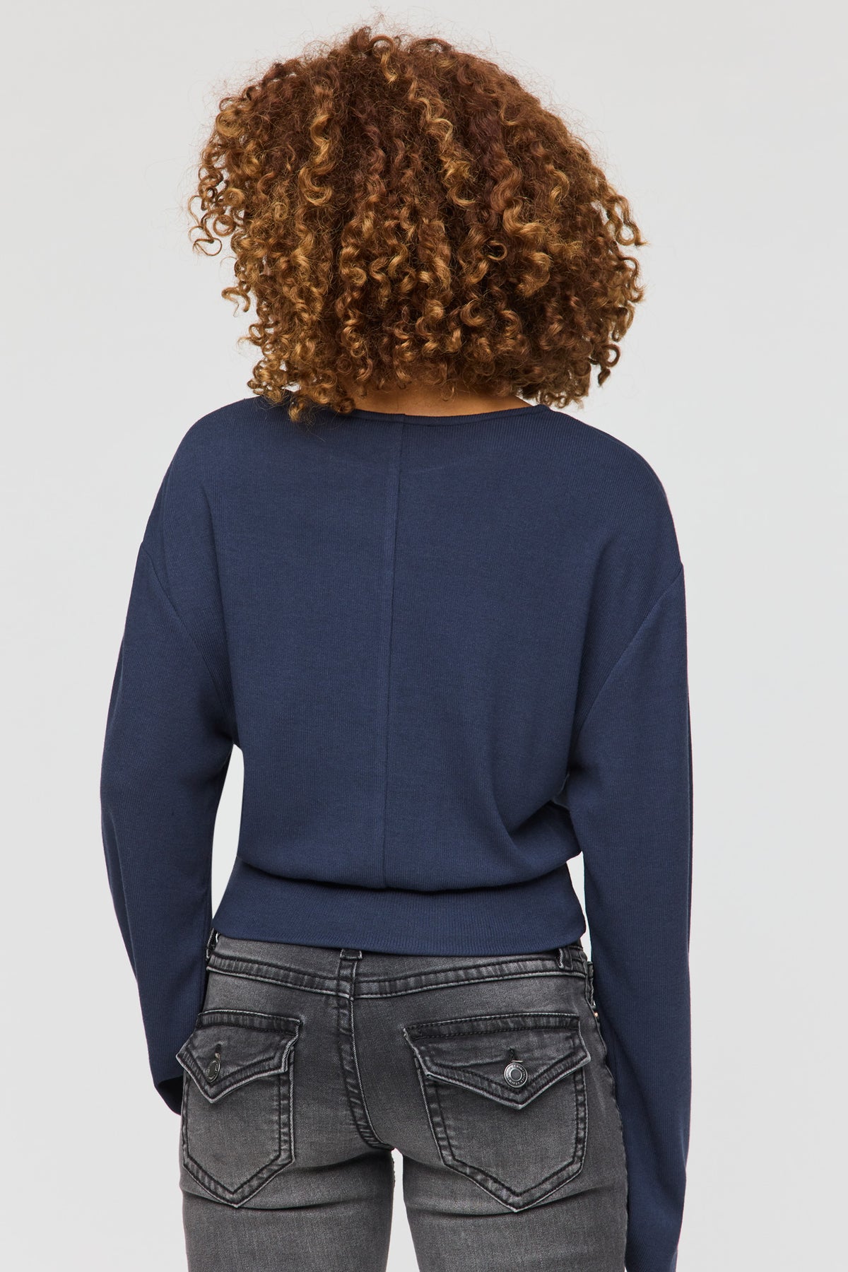 Vue alternative 2. Haut en tricot à manche longue et ourlet cintré
