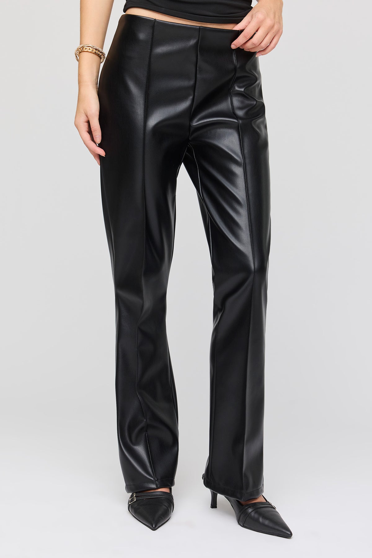 Vue alternative 2. Pantalon à jambe évasée et taille haute en similicuir