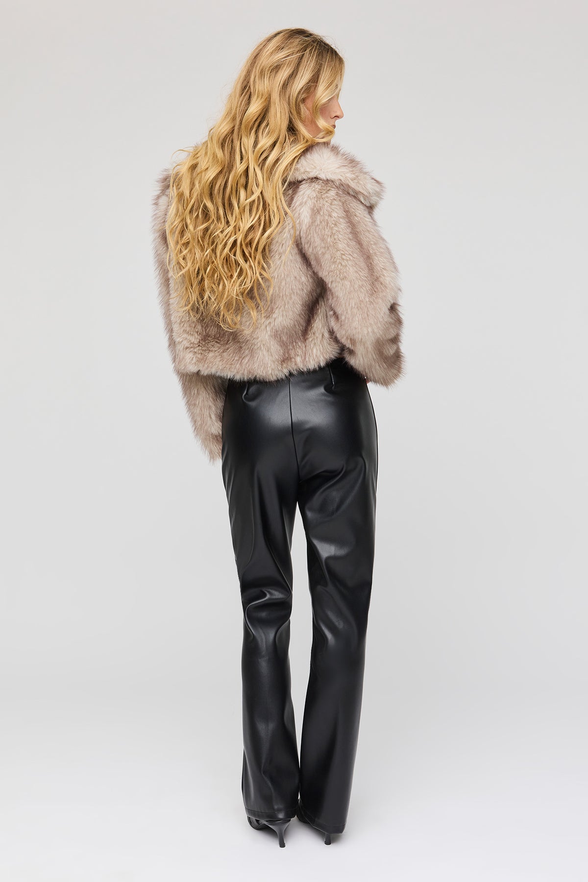 Vue alternative 3. Pantalon à jambe évasée et taille haute en similicuir
