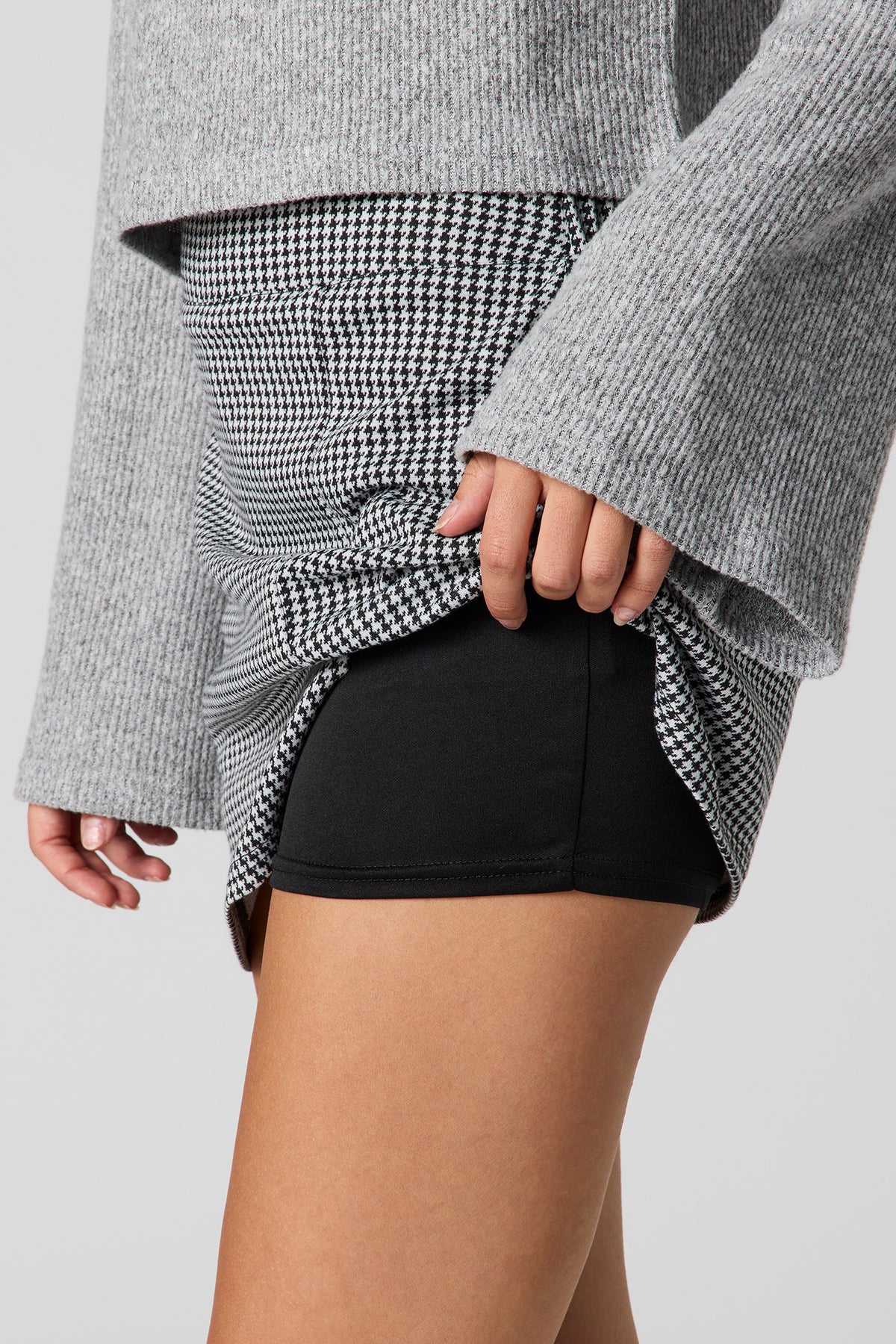 Alt View 4. Houndstooth Mini Skort - Black