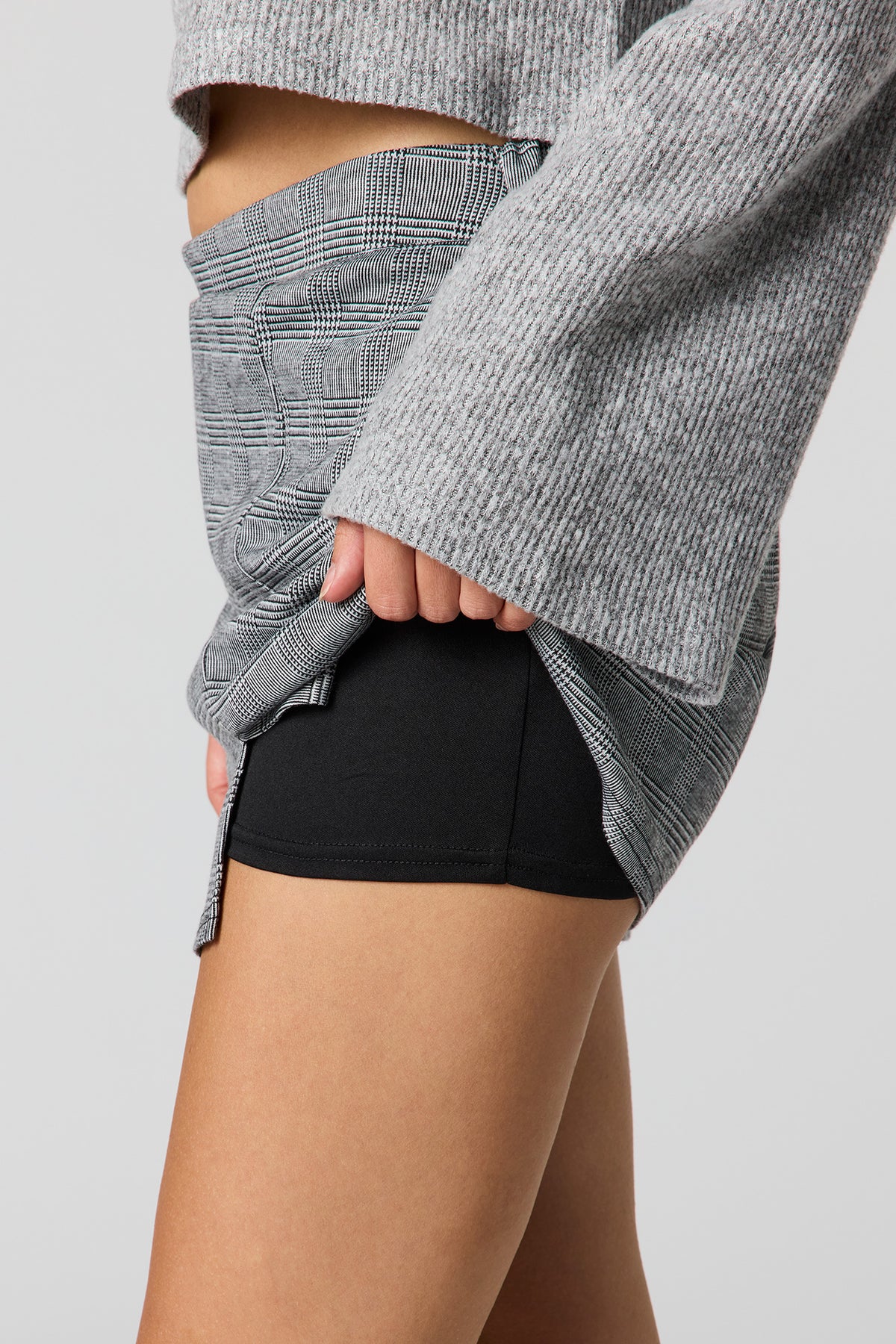 Alt View 4. Houndstooth Mini Skort - Charcoal