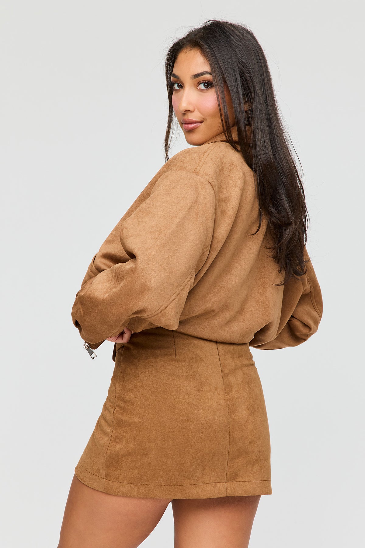 Vue alternative 2. Minijupe en similisuède avec ceinture