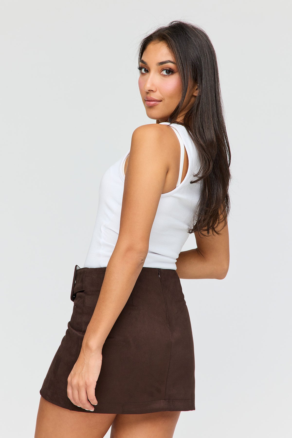 Vue alternative 2. Minijupe en similisuède avec ceinture