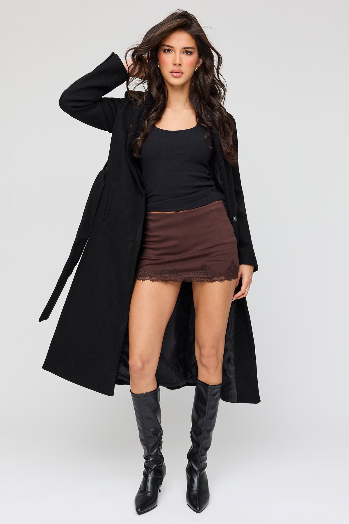 Vue alternative 3. Minijupe-short avec liséré de dentelle