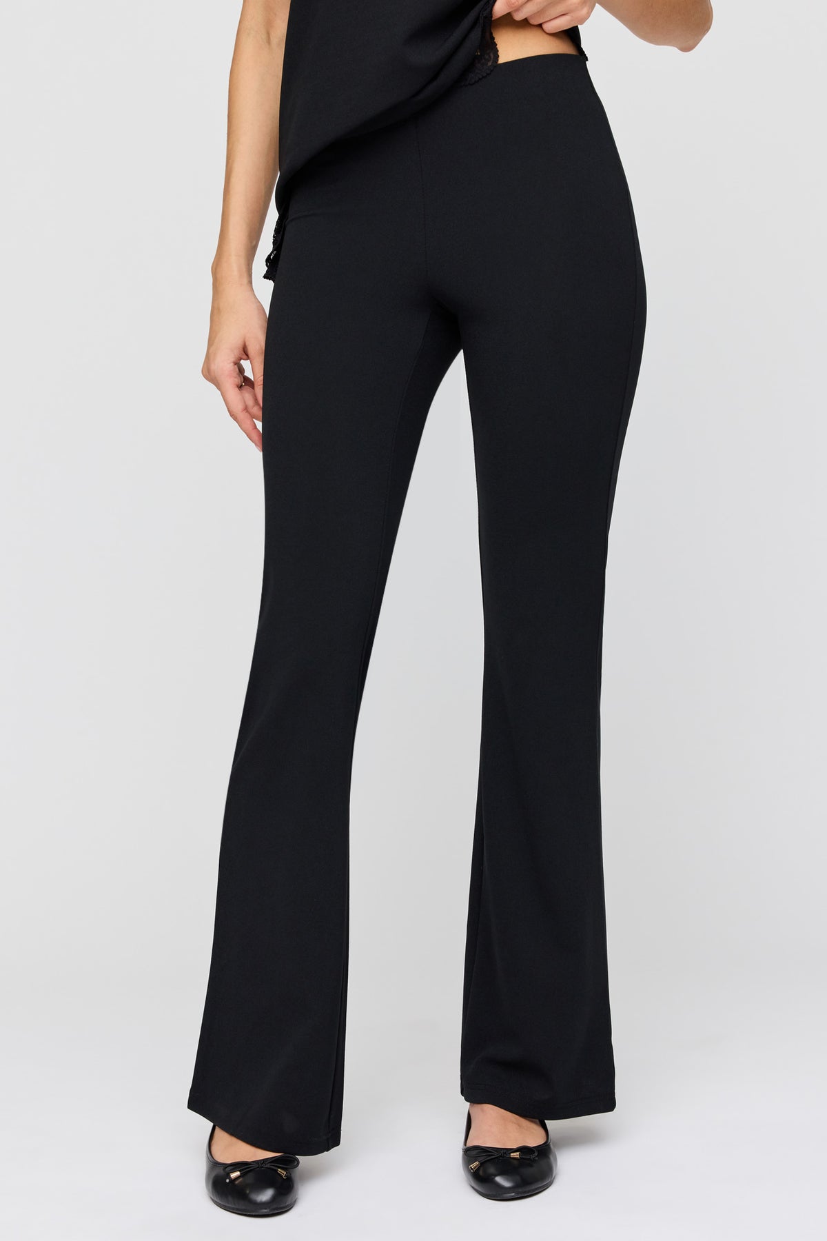 Vue alternative 2. Pantalon habillé à jambe évasée et taille haute