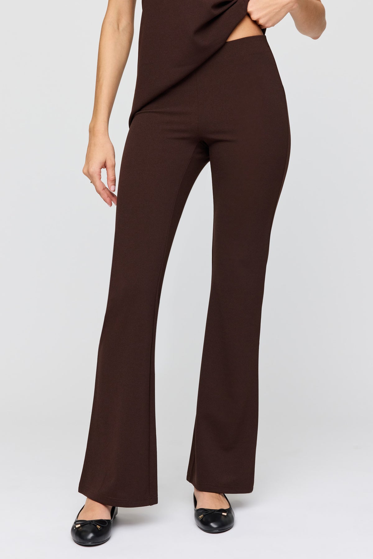Vue alternative 2. Pantalon habillé à jambe évasée et taille haute