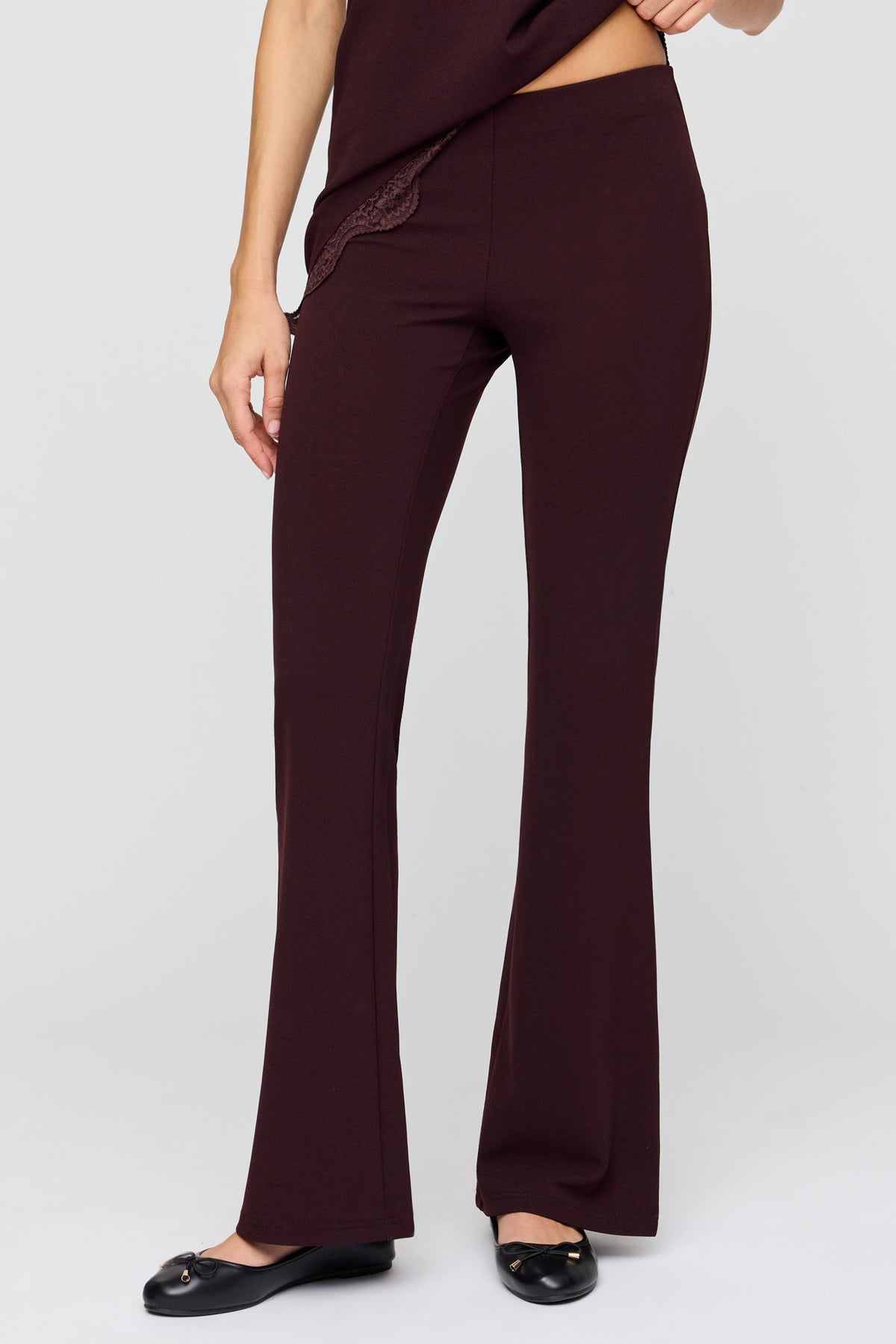 Vue alternative 2. Pantalon habillé à jambe évasée et taille haute