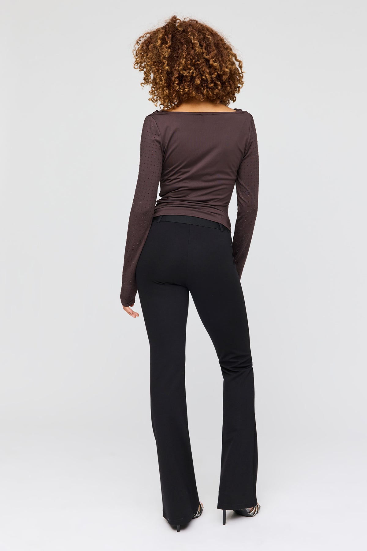 Vue alternative 3. Pantalon habillé à jambe évasée avec ceinture
