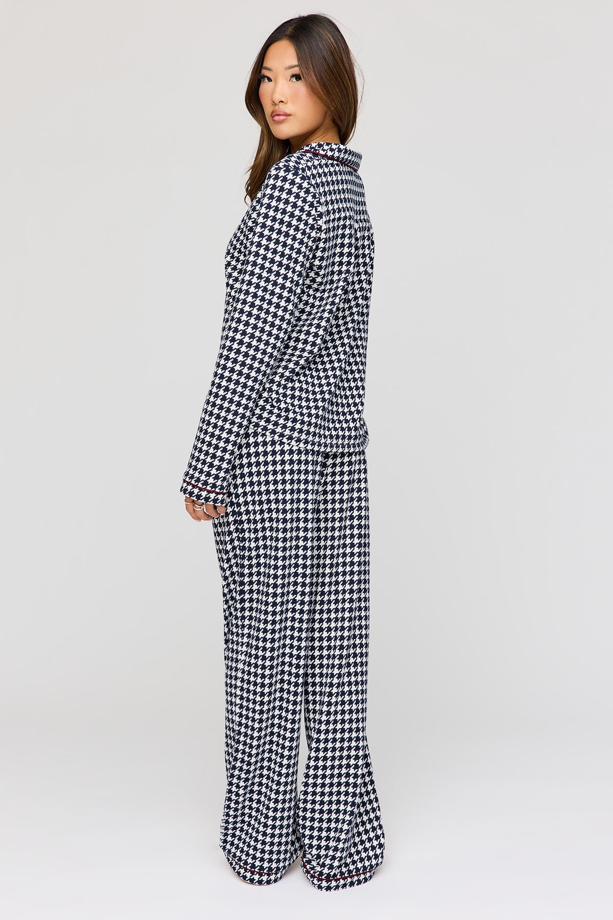 Vue alternative 4. Ensemble pyjama avec haut boutonné à manches longues et pantalon