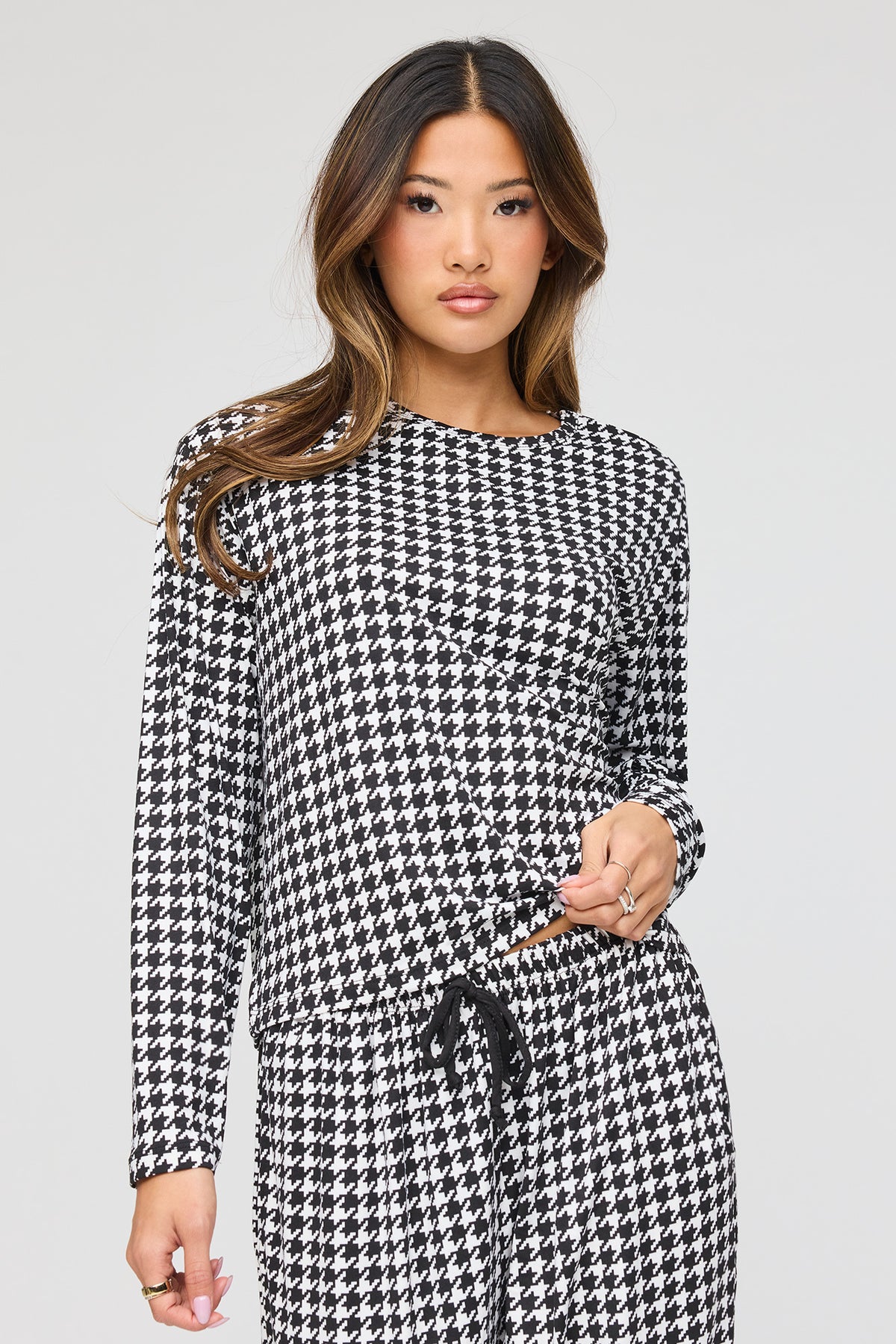Alt View 2. Long Sleeve Top & Pant Pajama Set - Black with White