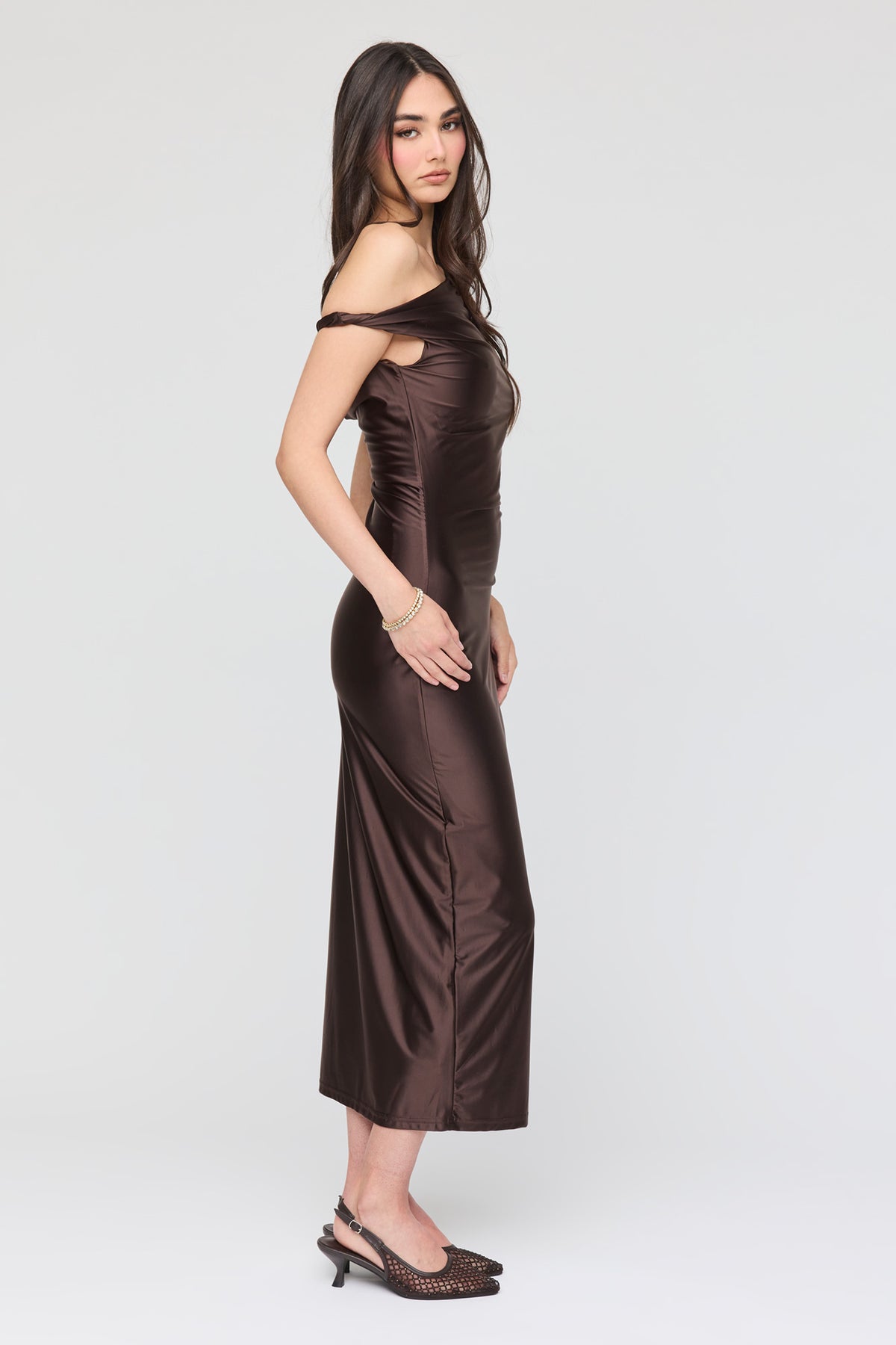 Vue alternative 2. Robe midi asymétrique à épaules dénudées en satin