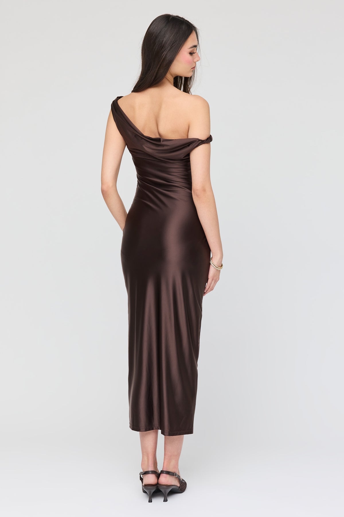 Vue alternative 3. Robe midi asymétrique à épaules dénudées en satin