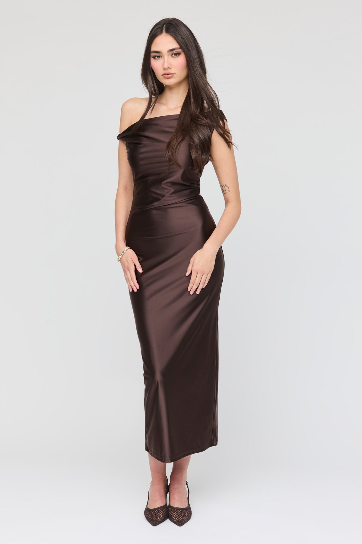 Vue alternative 4. Robe midi asymétrique à épaules dénudées en satin
