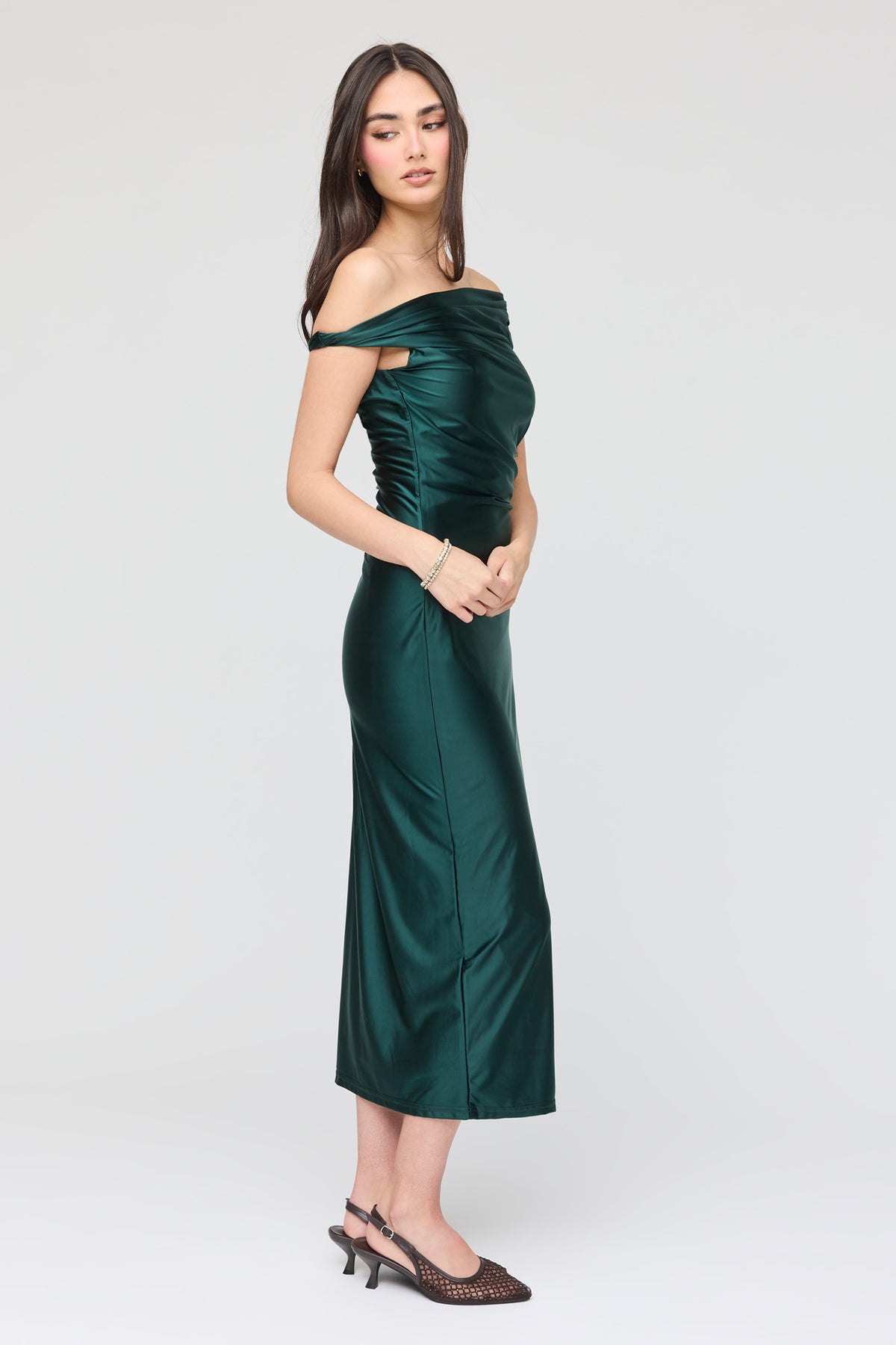 Vue alternative 2. Robe midi asymétrique à épaules dénudées en satin