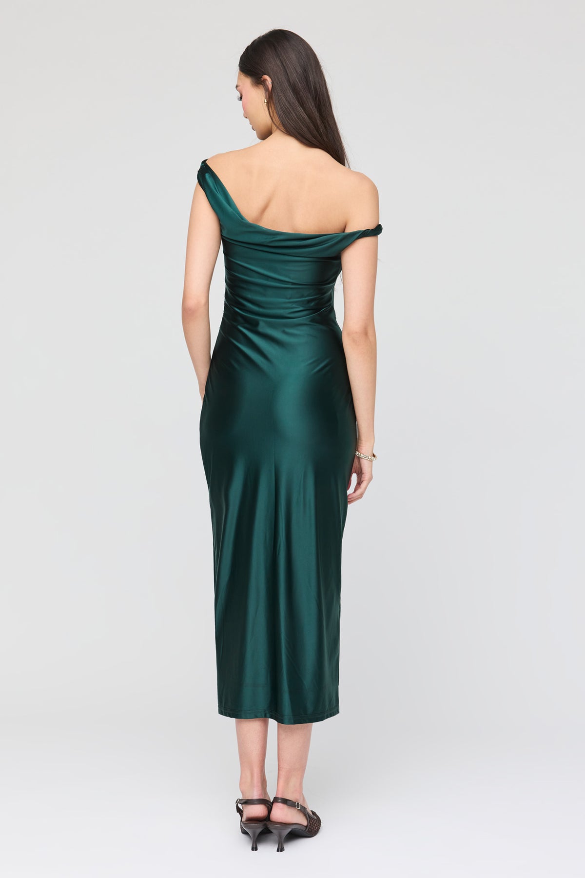 Vue alternative 3. Robe midi asymétrique à épaules dénudées en satin