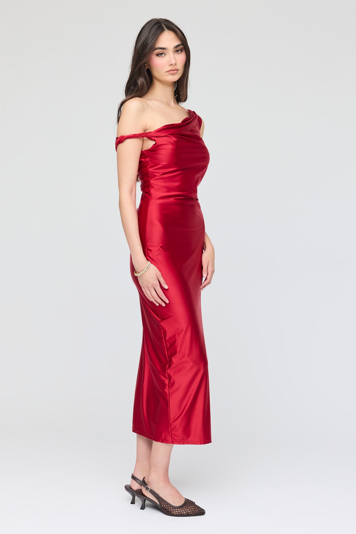 Vue alternative 2. Robe midi asymétrique à épaules dénudées en satin
