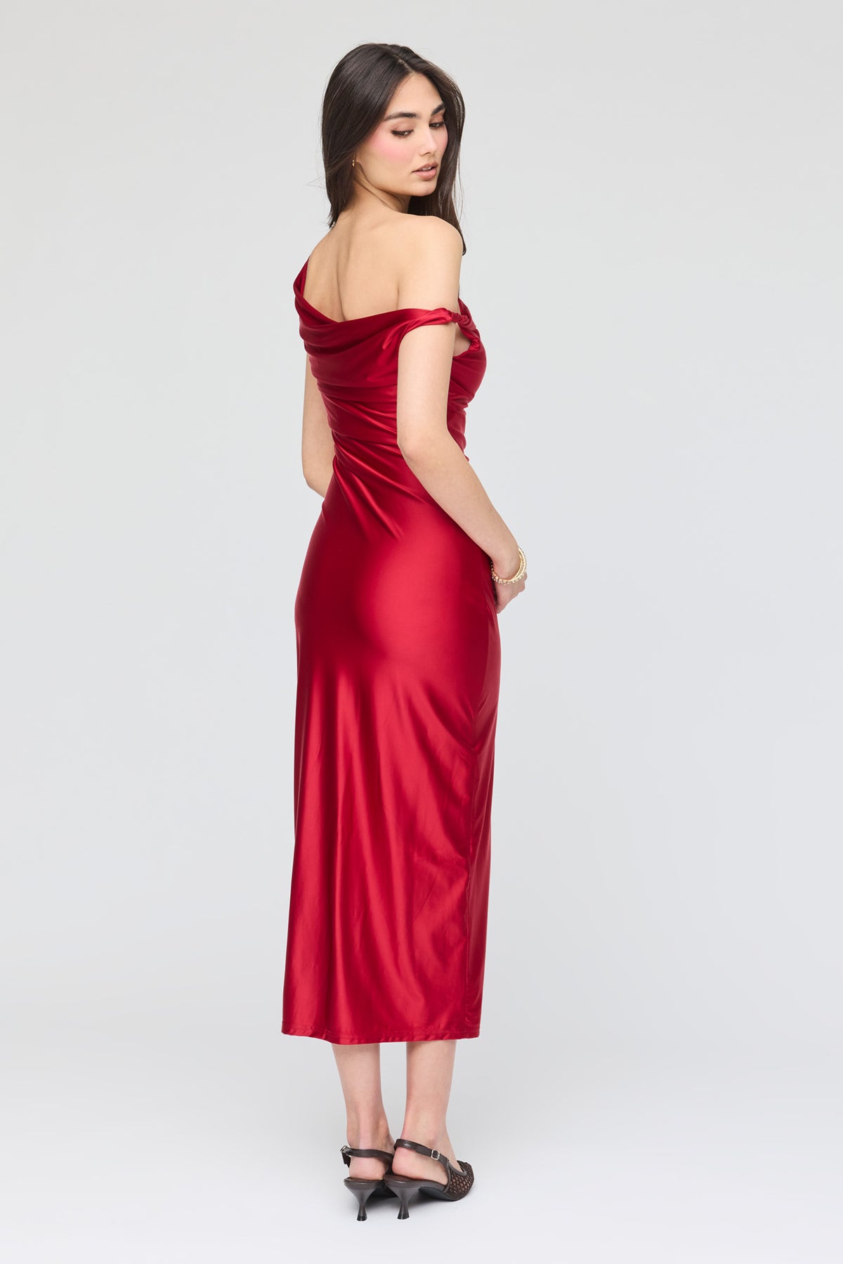 Vue alternative 3. Robe midi asymétrique à épaules dénudées en satin