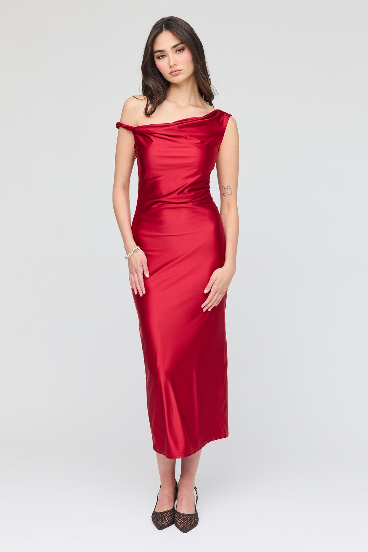 Robe midi asymétrique à épaules dénudées en satin