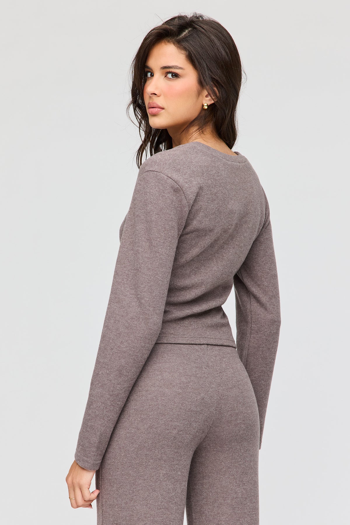 Vue alternative 2. Cardigan boutonné en tricot pelucheux