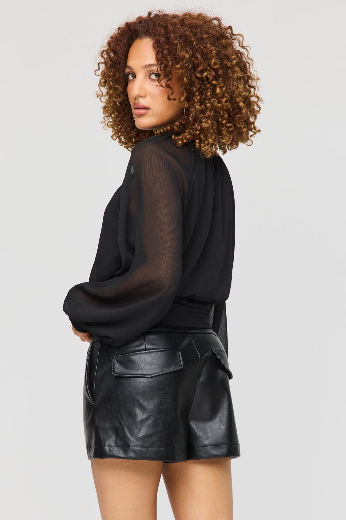 Vue alternative 2. Short mi-taille en similicuir