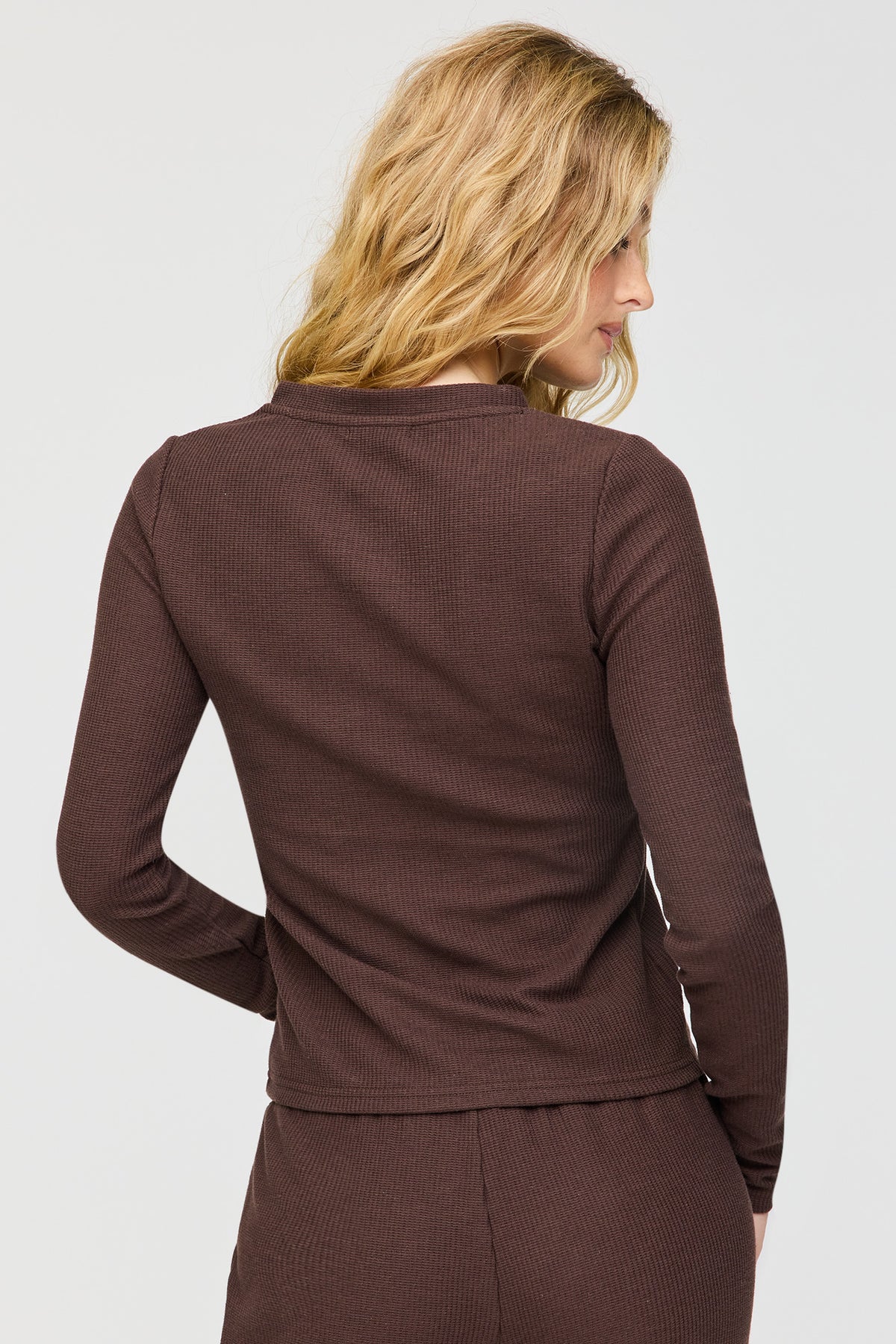 Vue alternative 2. Cardigan boutonné en tricot gaufré