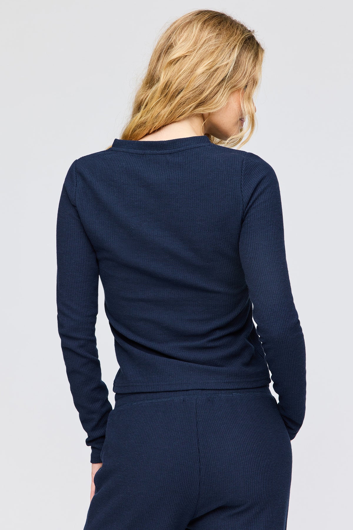 Vue alternative 2. Cardigan boutonné en tricot gaufré