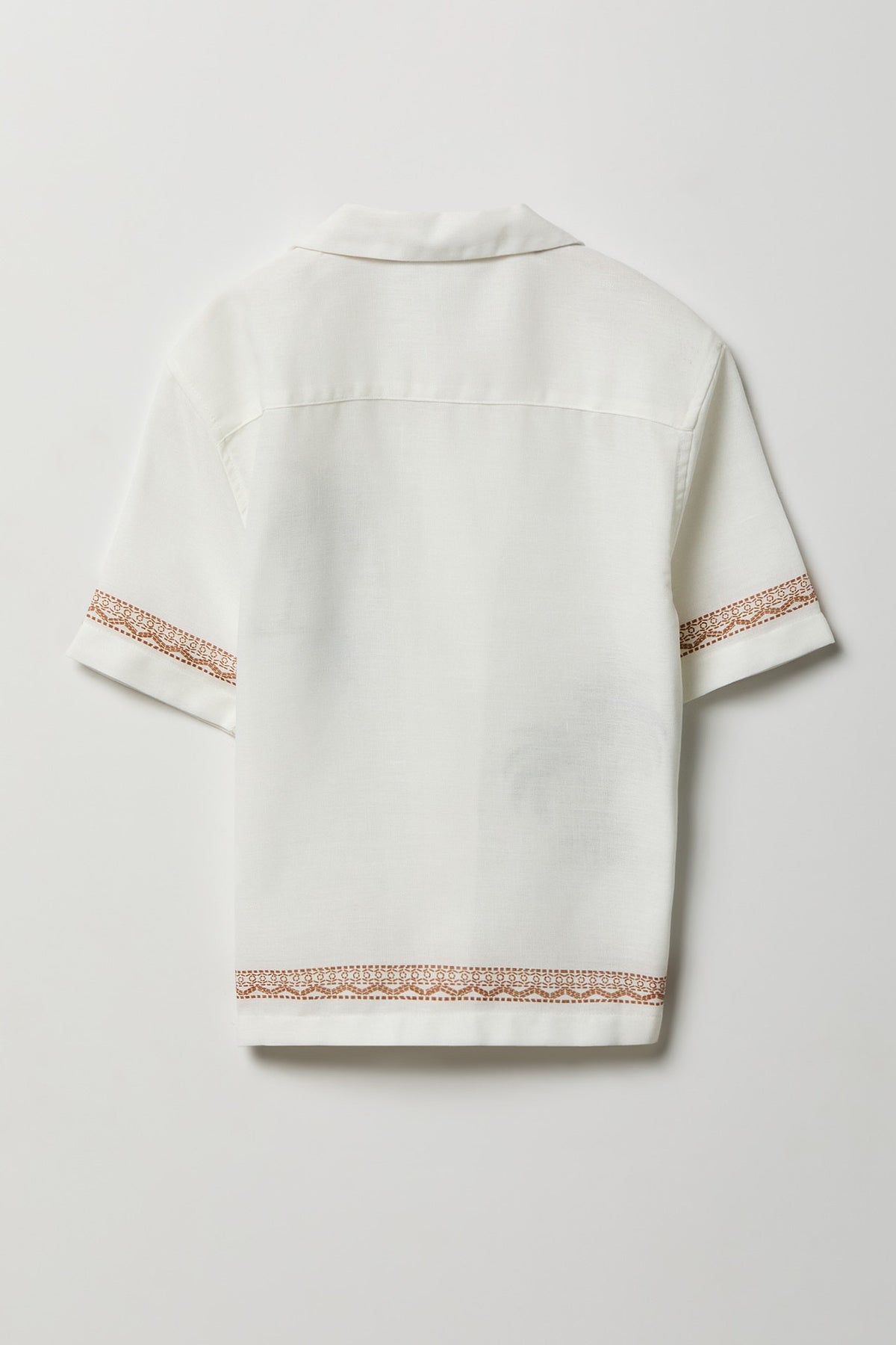 Vue alternative 2. Haut carré boutonné avec motif tropical pour garçon