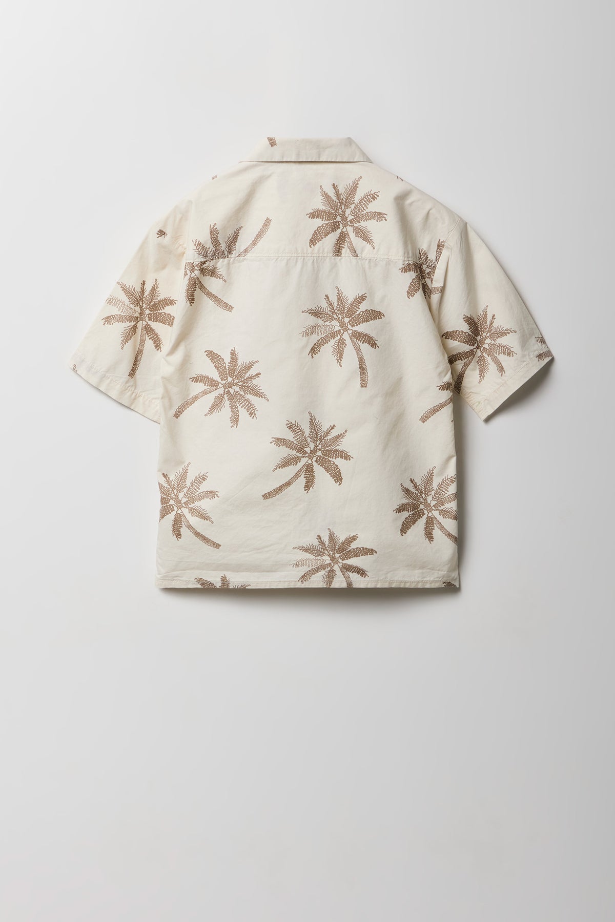 Vue alternative 2. Haut boutonné à imprimé tropical