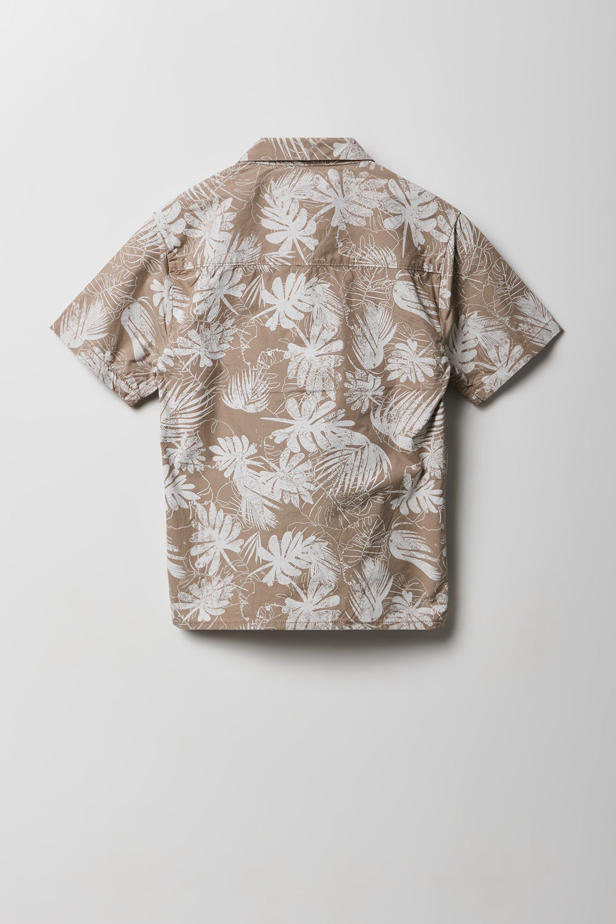 Vue alternative 2. Haut boutonné à imprimé tropical