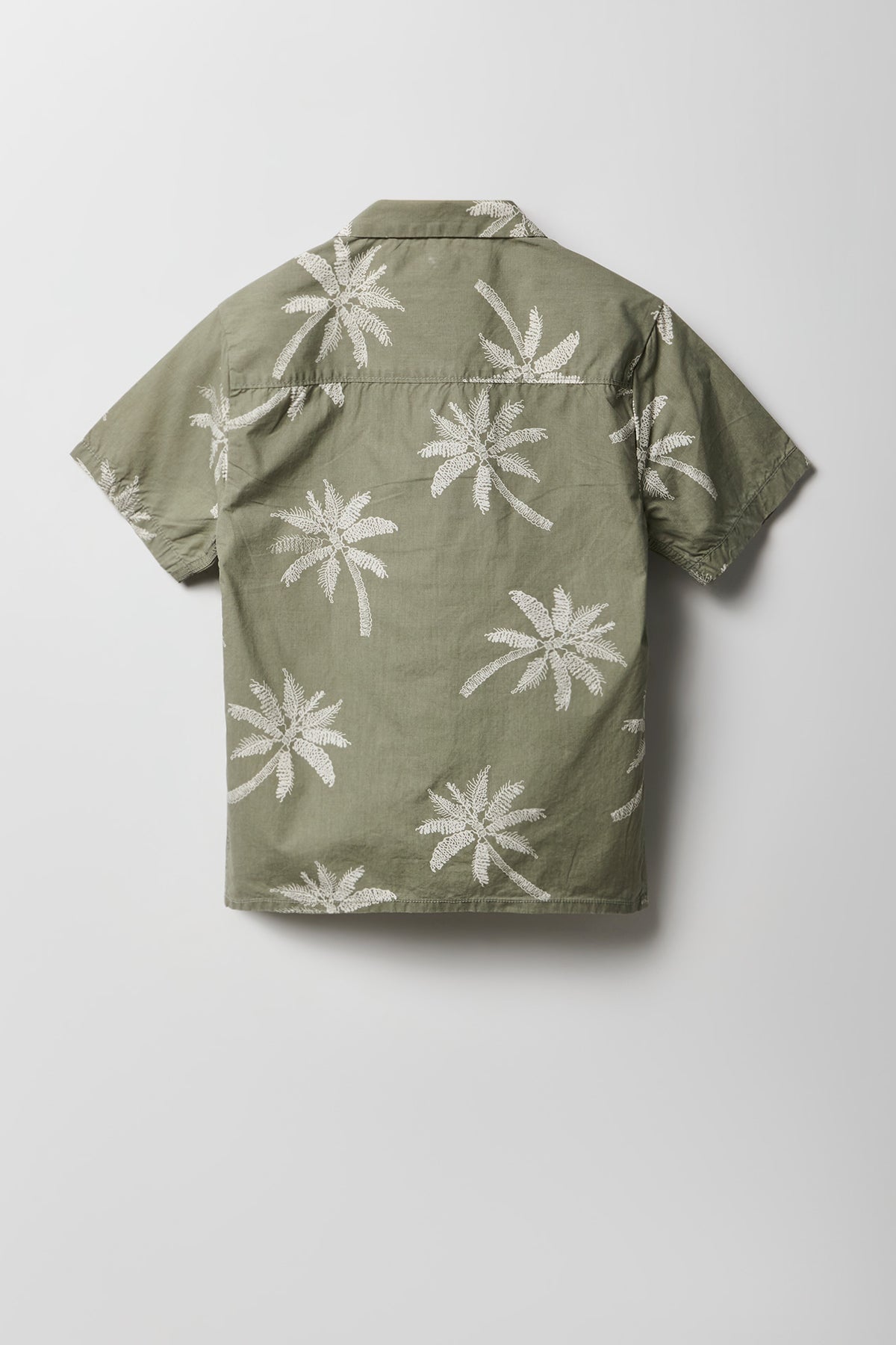 Vue alternative 2. Haut boutonné à imprimé tropical