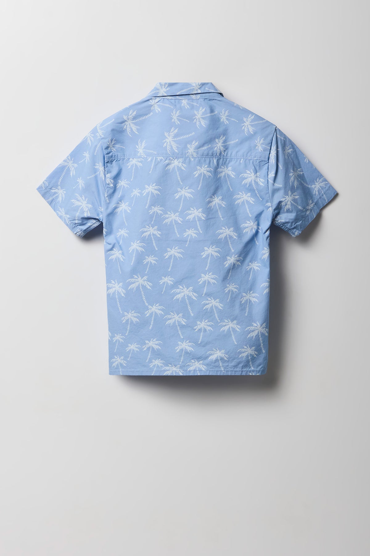 Vue alternative 2. Haut boutonné à imprimé tropical