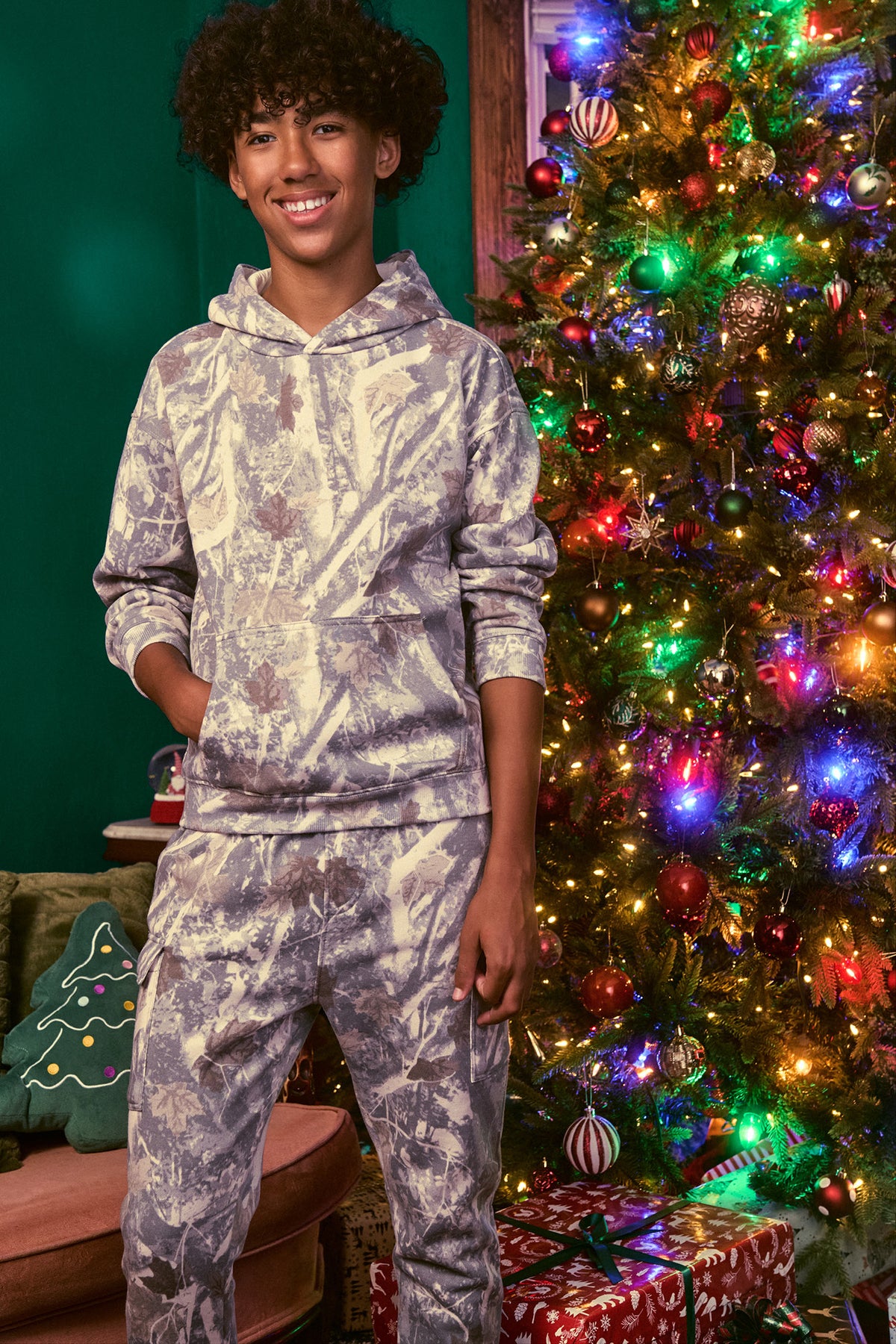 Haut à capuchon en molleton avec motif camouflage pour enfant