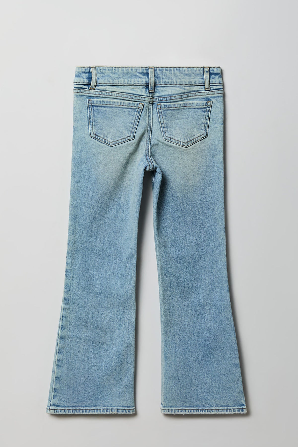Vue alternative 2. Jean extensible à jambe semi-évasée et taille basse