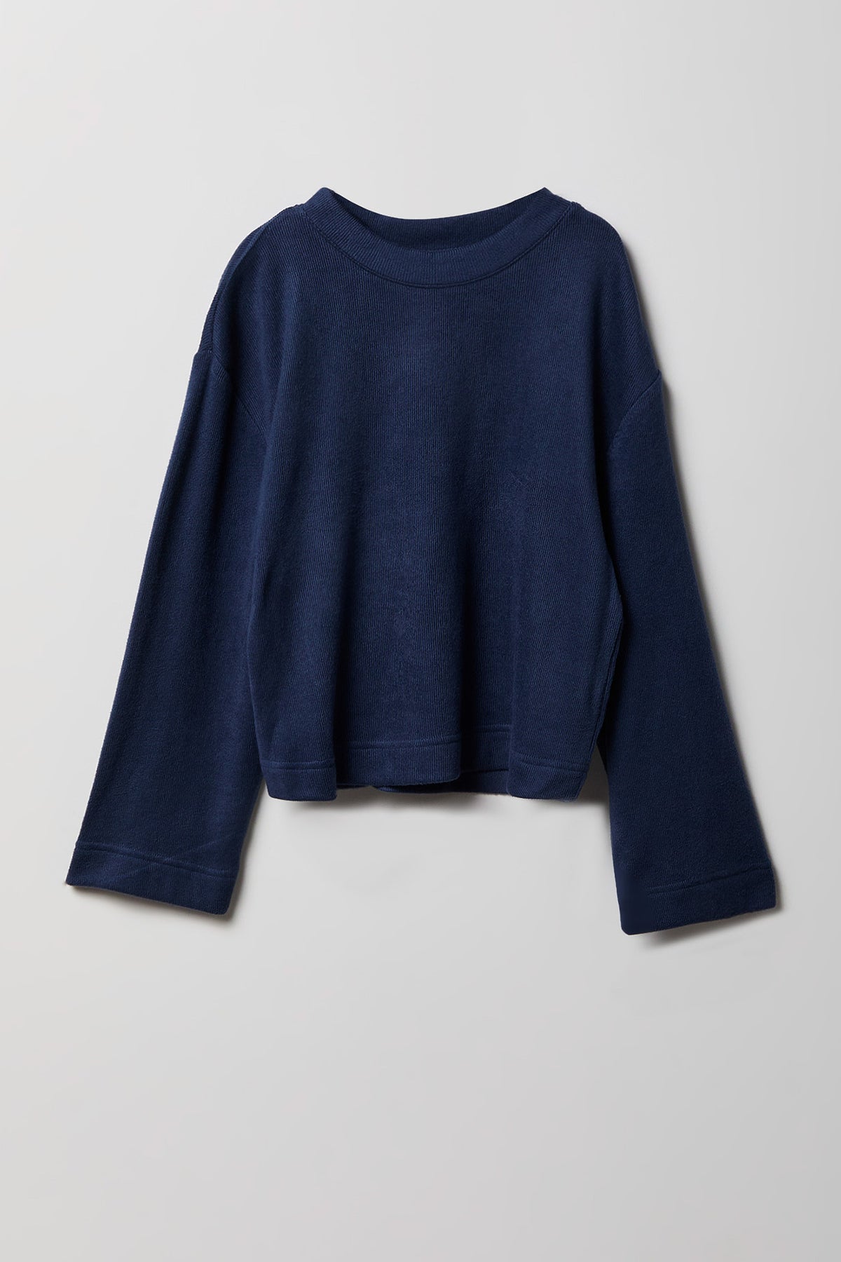 Vue alternative 2. Ensemble avec haut à manches longues et pantalon à jambe large