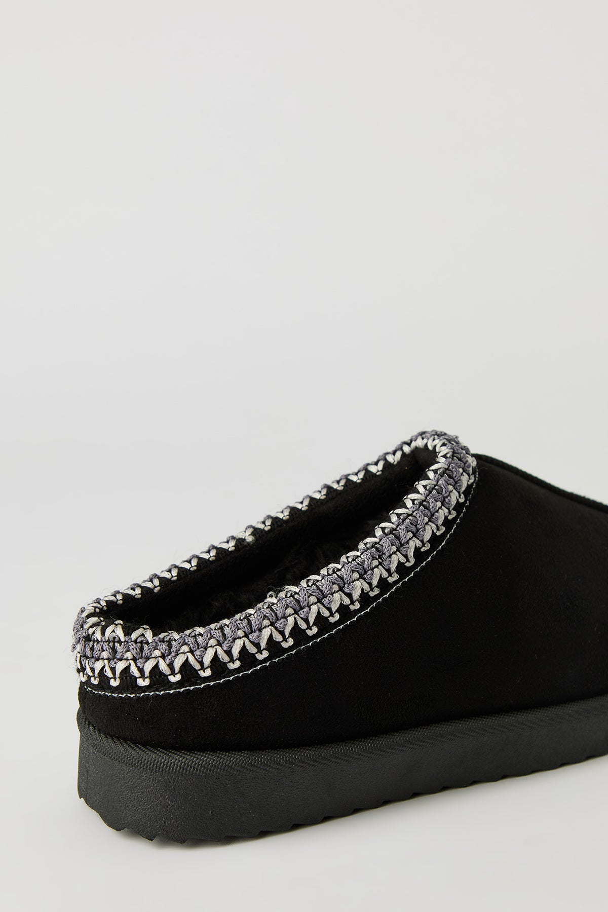 Vue alternative 3. Pantoufles-bottillons en similisuède avec motif brodé