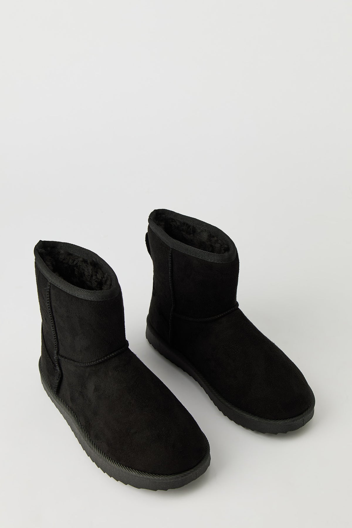 Vue alternative 2. Bottes en similisuède