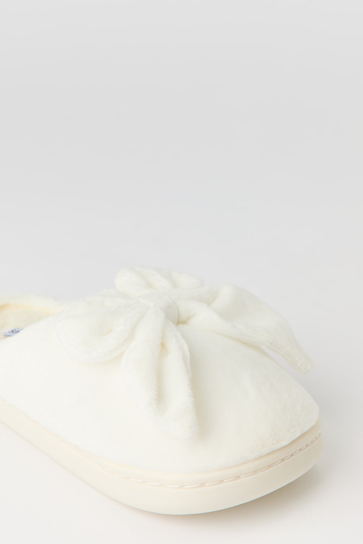 Alt View 3. Girls 3D Bow Faux Fur Slipper - Ivory