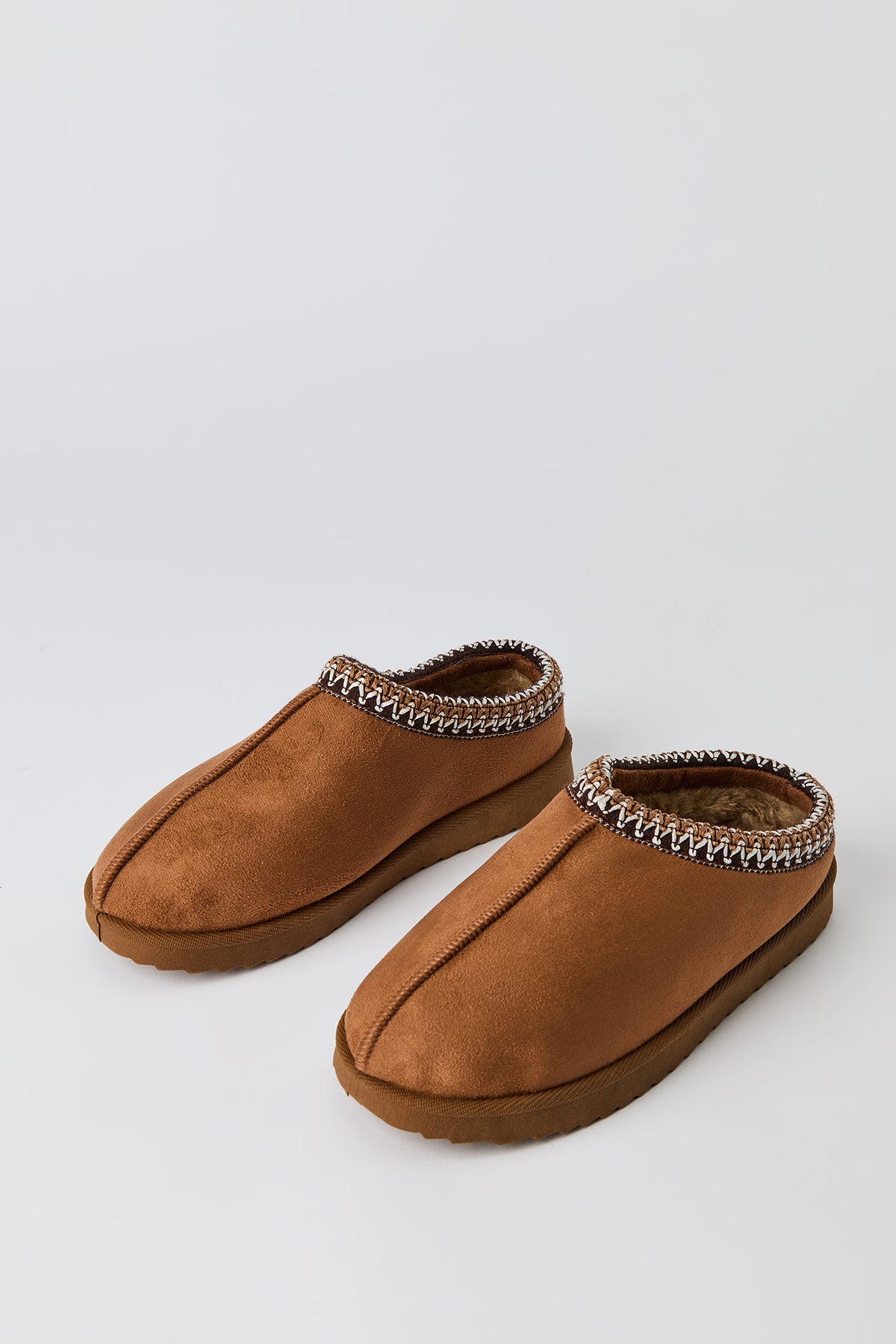Vue alternative 2. Pantoufles en similisuède avec motif brodé pour enfant