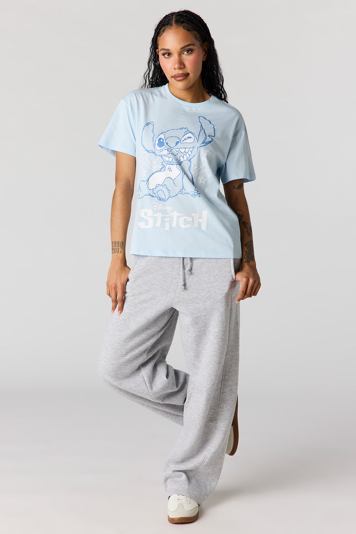 Vue alternative 3. T-shirt de coupe garçonne à imprimé Stitch
